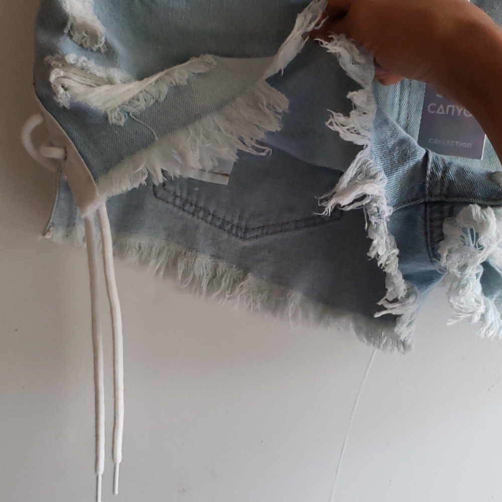 Light Blue Wash & White - •F21• | Rawhem Shorts - Picture 7 of 8